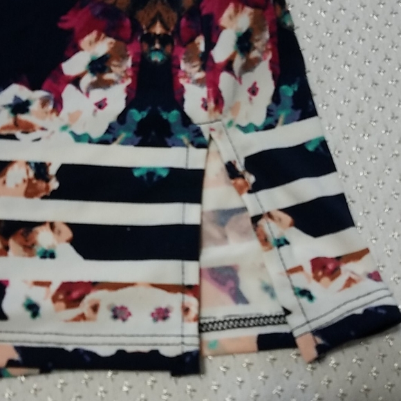 NWT JM Collection embellished v-neck floral tunic - Picture 3 of 4